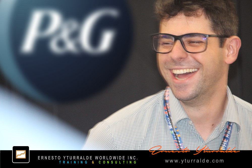 Conferencista motivacional generando inspiración en convenciones de ventas