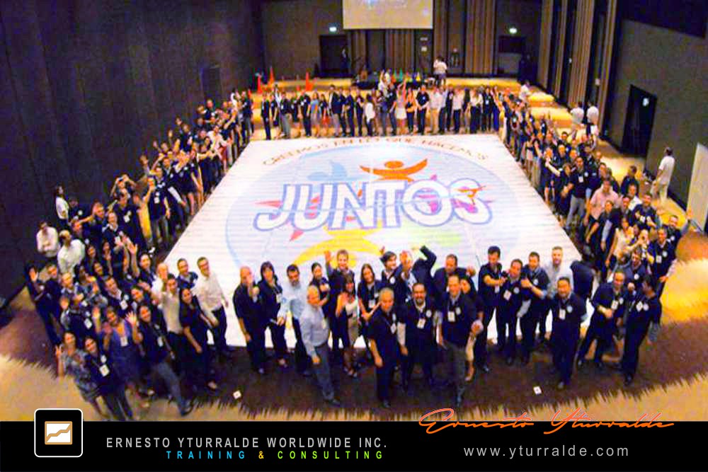 Facilitador liderando actividades de alto impacto en convenciones