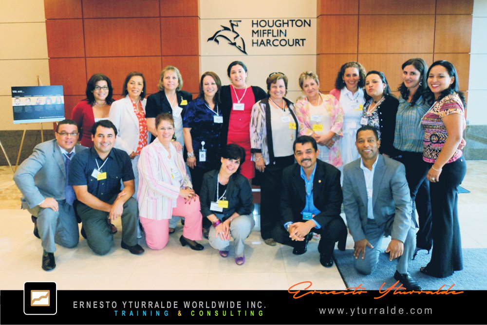 Facilitador profesional liderando procesos de aprendizaje experiencial